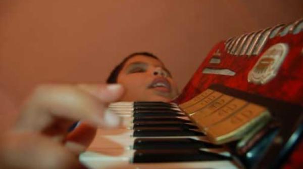 joaca teatru cu ochii inchisi