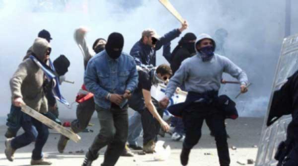 ultrasii lui napoli au inceput razboiul cu romanii neam de tigani de rahat