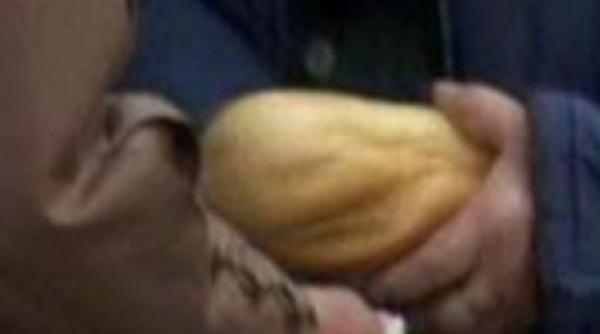 sute de batrani stau la coada in frig pentru a primi paine gratuit