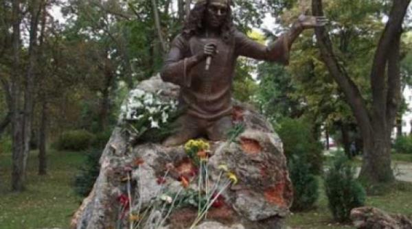 ronnie james dio are statuie in bulgaria