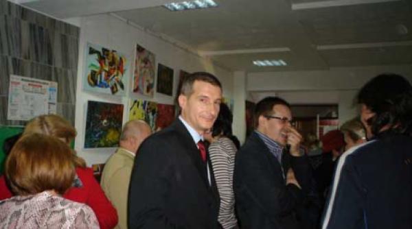 traiesc prin culoare dar ma hranesc cuvintele