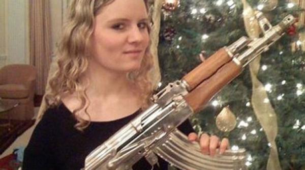 fiica directorului mi6 a postat pe facebook o imagine cu o arma a lui saddam hussein