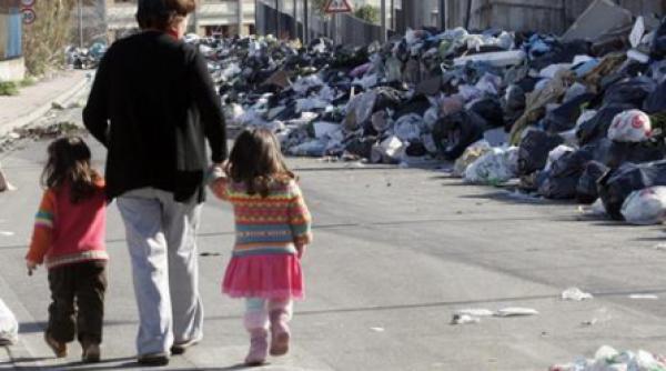 strazile din neapole pline de gunoaie