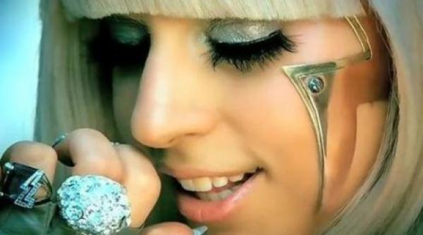 lady gaga canta pentru tinerii casatoriti
