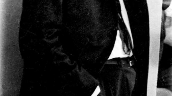 frumos ca un actor de cinema enigmatic ca un suveran oriental