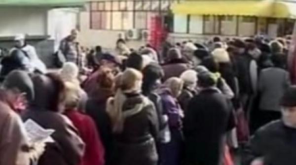 inghesuiala la ajutoarele de la primarie