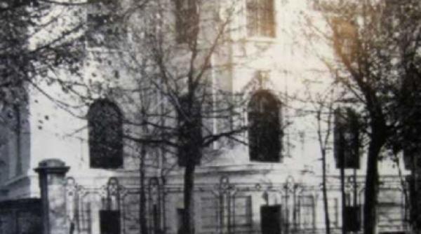 monument langa guvern teapa din piata victoriei