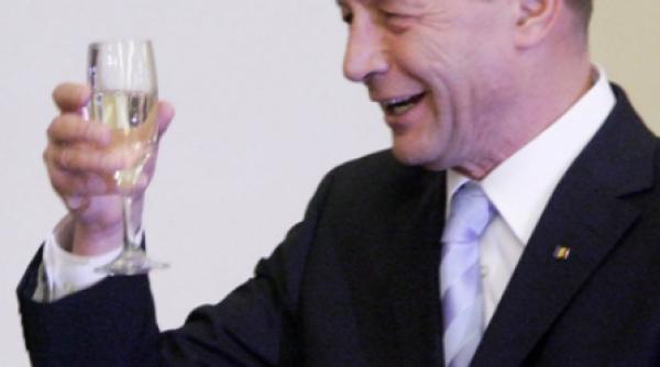 pe basescu si regina angliei ii uneste o sticla de vin