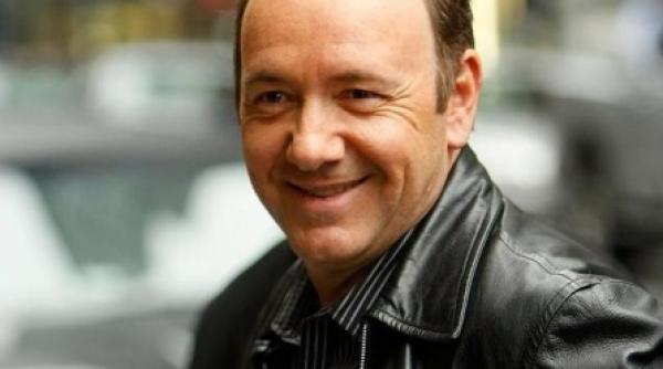 kevin spacey premiat pentru activitatea sa culturala in anglia