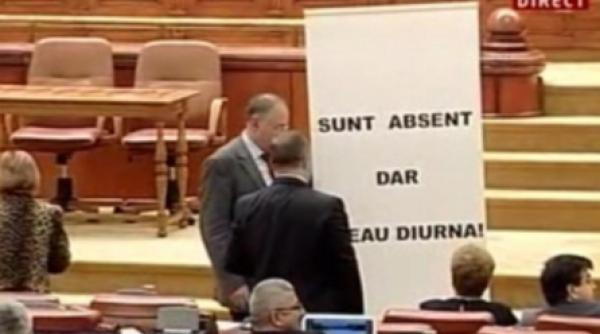 alesii fac circ flutura bannere si se injura in parlament