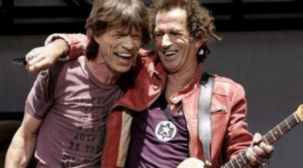 chitaristul trupei rolling stones a lovit un jurnalist intr un hotel din paris