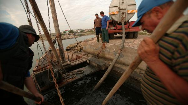 namolari pe lac vara si iarna