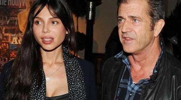 mel gibson spune ca si a lovit fosta iubita