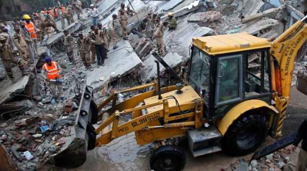 zeci de morti dupa ce o cladire s a prabusit in new delhi