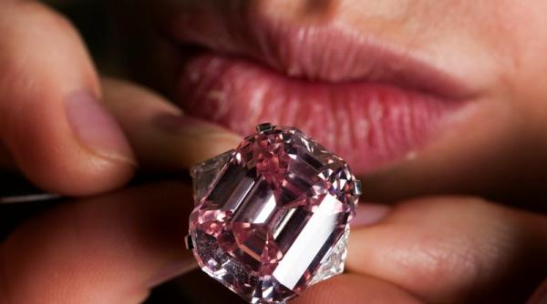 diamant roz vandut la licitatie pentru suma record de 46 de milioane de euro