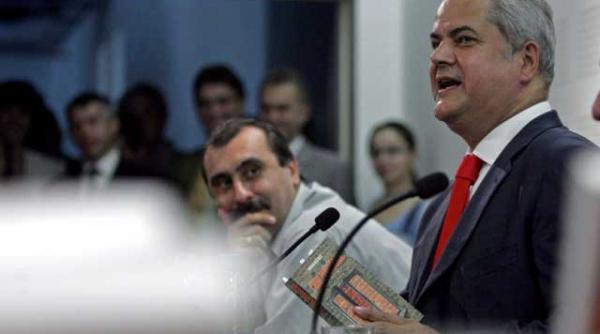 nastase ii roaga pe boc si basescu sa nu demisioneze