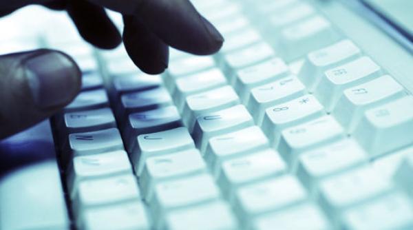 politia pe urmele unor hackeri care l au injurat pe basescu