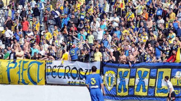 30 de suporteri ai echipei petrolul arestati pentru ca au furat alcool dintr o benzinarie