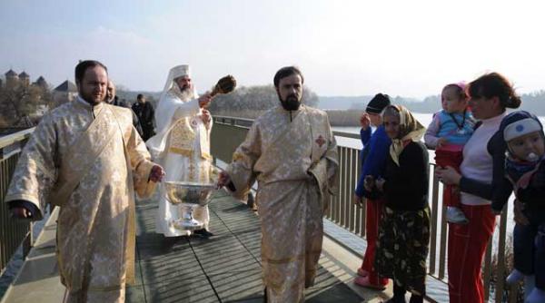 pasarela pietonala de la manastirea snagov sfintita de prea fericitul daniel