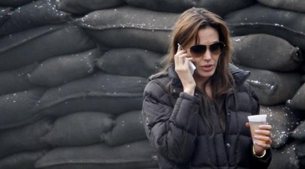 angelina jolie vine in ajutorul sinistratilor inundatiilor din italia