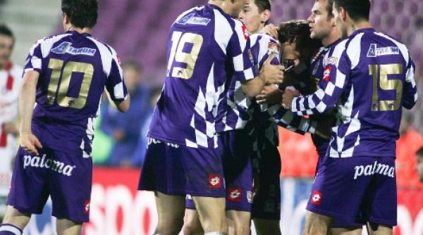 o minge cu semnaturile fotbalistilor de la timisoara vanduta cu 7 000 de euro