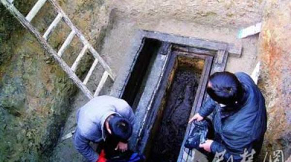 dupa 2 000 de ani schelet uman cu parul sur