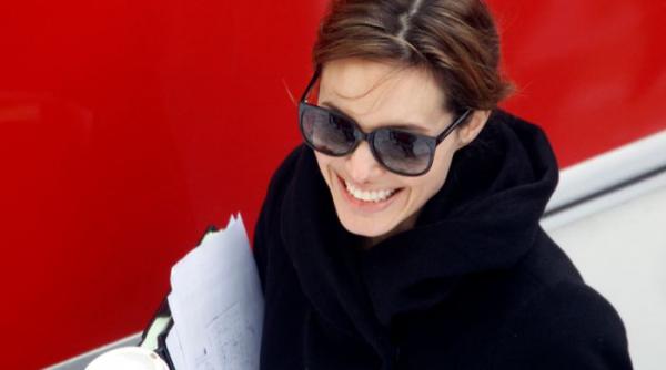 angelina jolie se dezice de sarbatoarea zilei recunostintei