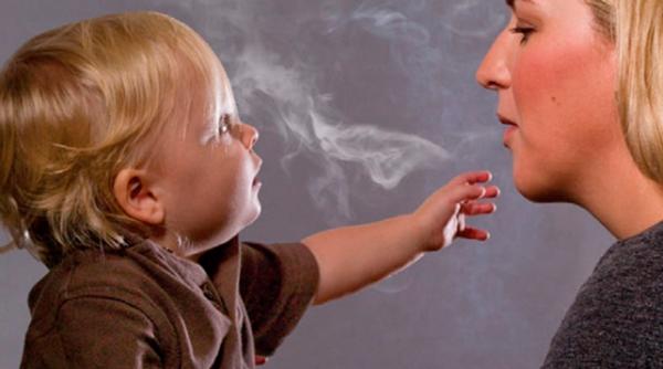 600 000 de persoane mor anual din cauza fumatului pasiv