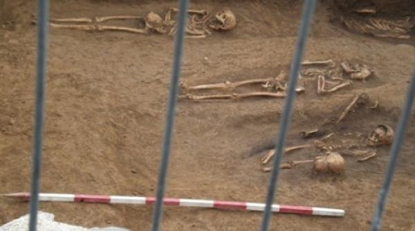cavouri cu schelete umane descoperite in piata universitatii