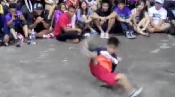 breakdancer la 8 ani micul demon da spectacole impresionante executand miscari complicate de breakdance