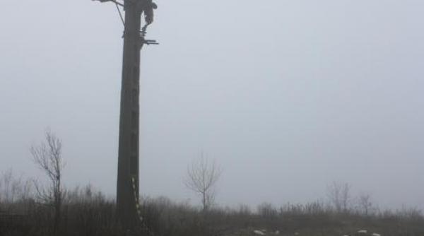 hot mort pe stalpul de inalta tensiune