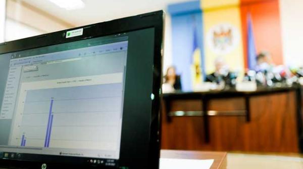 democratii ajung tot la mana comunistilor