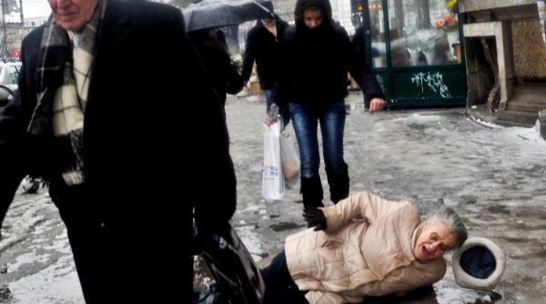 poleiul de pe trotuare a bagat zeci de oameni in spital