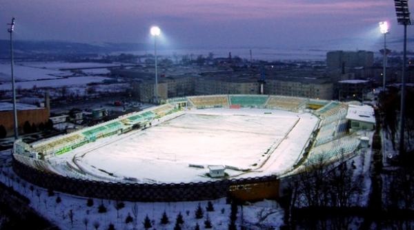 detinutii au curatat zapada de pe gazonul din vaslui