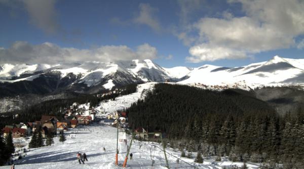 peisaje de colectie la munte zapada si raze de soare