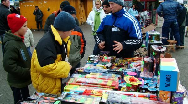 politia vaneaza din nou comerciantii de pocnitori si artificii