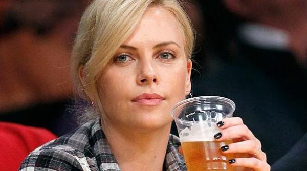 20 000 de dolari pentru o intanire cu charlize theron