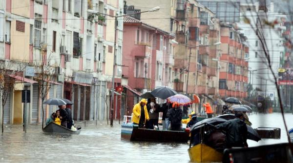 stare de urgenta in albania 14 000 de evacuati in urma inundatiilor