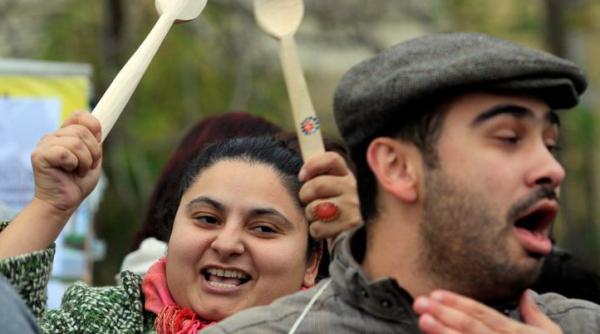 tiganii ameninta cu jalba la obama tigan nigger