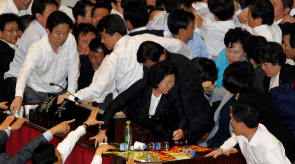 politicienii sud coreeni s au luat la bataie in parlament