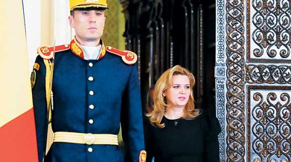 roberta dictatoarea s a impiedicat de geanta