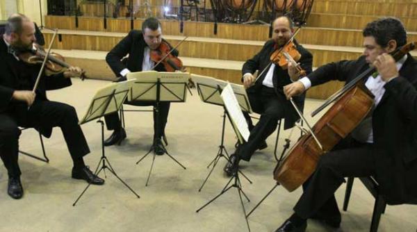 un pianist nevazator in concert pe scena salii radio