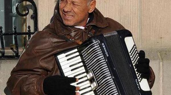 un acordeonist ambulant din romania ii terorizeaza pe britanici