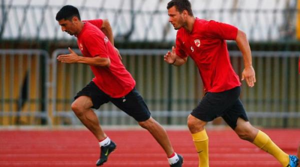 dinamo vrea sa scape de atacantii batranei