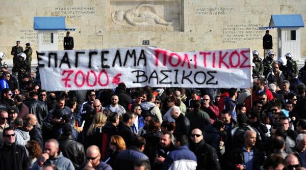 lupte de strada in grecia mii de oameni protesteaza in atena