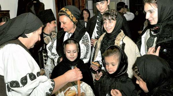 nuci mere si cozonac pentru colindatori