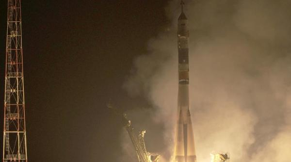 o capsula soyuz cu trei astronauti la bord a decolat catre iss