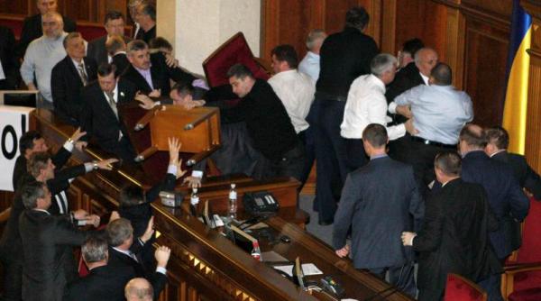 bataie in parlamentul ucrainean trei alesi s au ales cu fracturi craniene