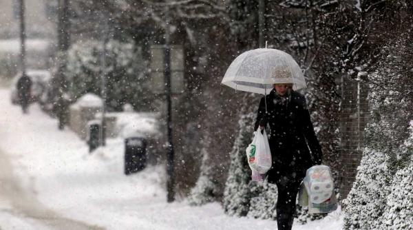 cu umbrela prin iarna
