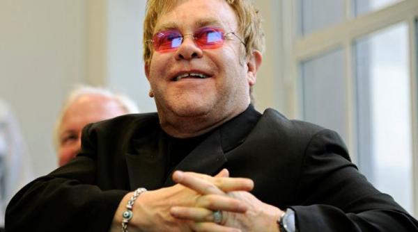 elton john a devenit tatic